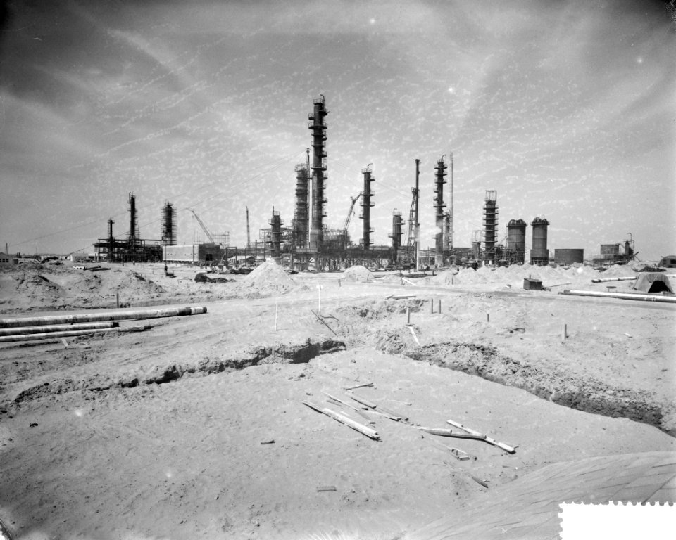 Bouw raffinaderij van de Esso in het Botlekgebied bij Rotterdam, Bestanddeelnr 910-4207