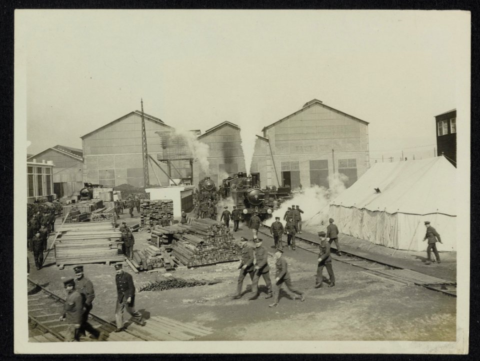 British Railway work in France. Busy scene in the Locomotive Yard, Bestanddeelnr 158-1169