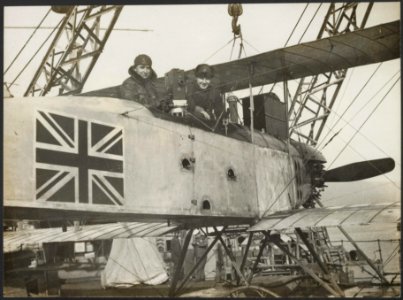 British seaplane ready for an observation flight, about to start from the deck o, Bestanddeelnr 158-1994