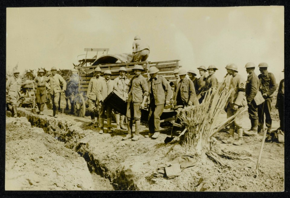 British Tommies help French comrades to unload a cart, Bestanddeelnr 158-1368