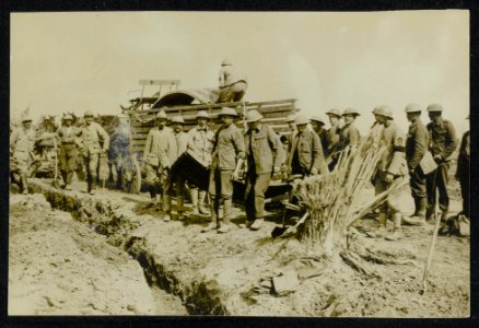 British Tommies help French comrades to unload a cart, Bestanddeelnr 158-1368