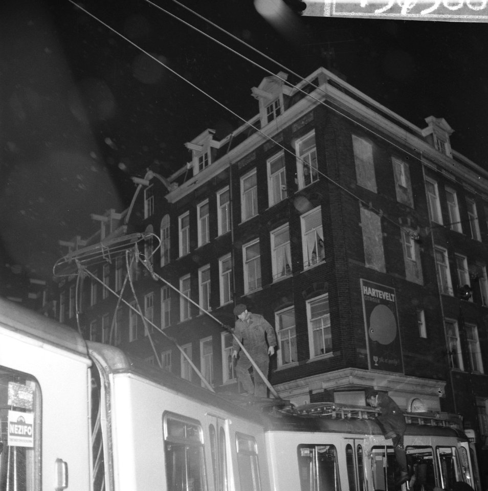 Botsing hoek Wibautstraat-Ruysstraat tussen lijn 3 en bus NZH De tram waarop de, Bestanddeelnr 915-7566