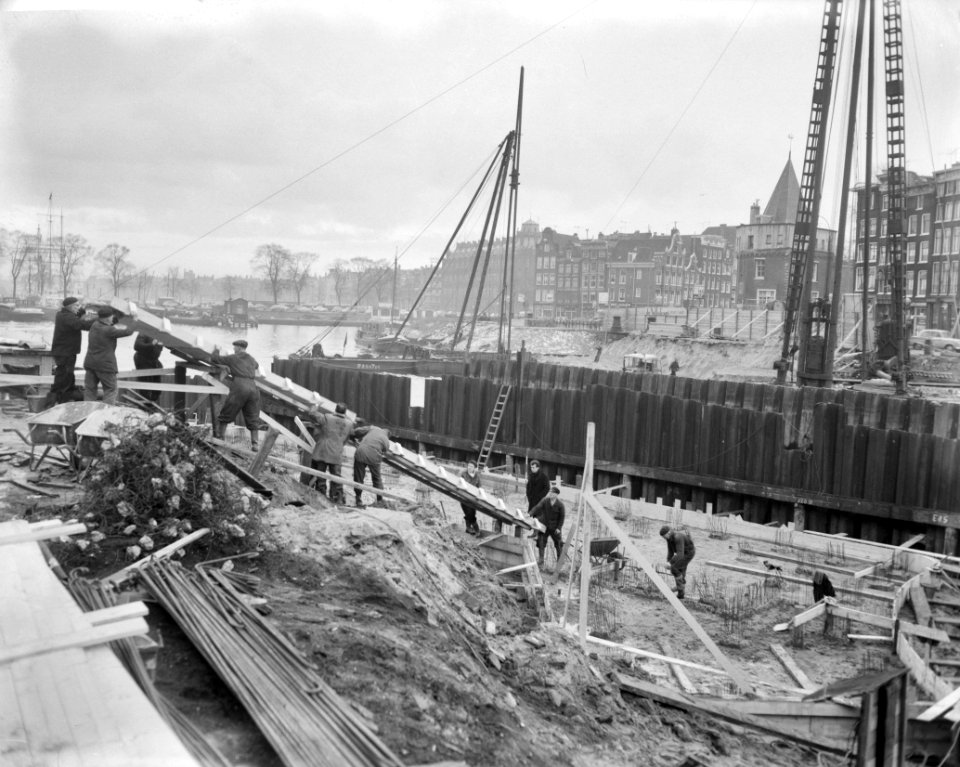 Bouw nieuwe brug tussen stationsplein en Prins Hendrikkade te Amsterdam, Bestanddeelnr 913-5276