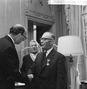Britse Ambassadeur Sir Peter Garran reikte onderscheidingen uit, Bestanddeelnr 918-1802