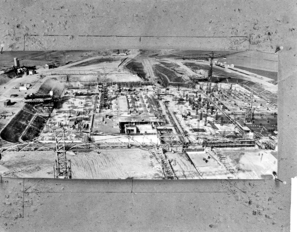 Bouw nieuw verkeersareal voor Schiphol, de bouwput van het passagierscentrum, Bestanddeelnr 916-1850