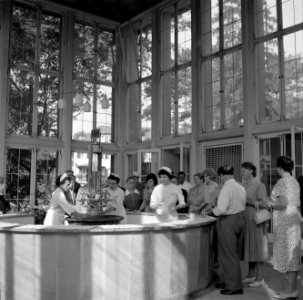 Bronwaterverstrekking in het Pavillon der Wilhelmsquelle in het Kurpark van Bad , Bestanddeelnr 254-4571