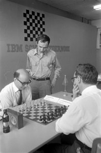 Bronstein (l) speelt tegen Sjamkovitsj (r). Kavalek kijkt mee, Bestanddeelnr 921-5541