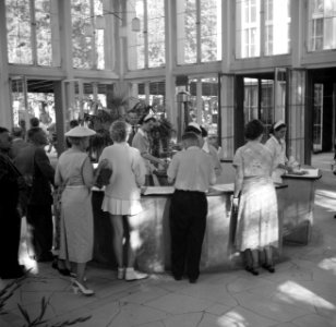 Bronwatervestrekking in het Pavillon der Wilhelmsquelle in het kurpark van Bad M, Bestanddeelnr 254-3207