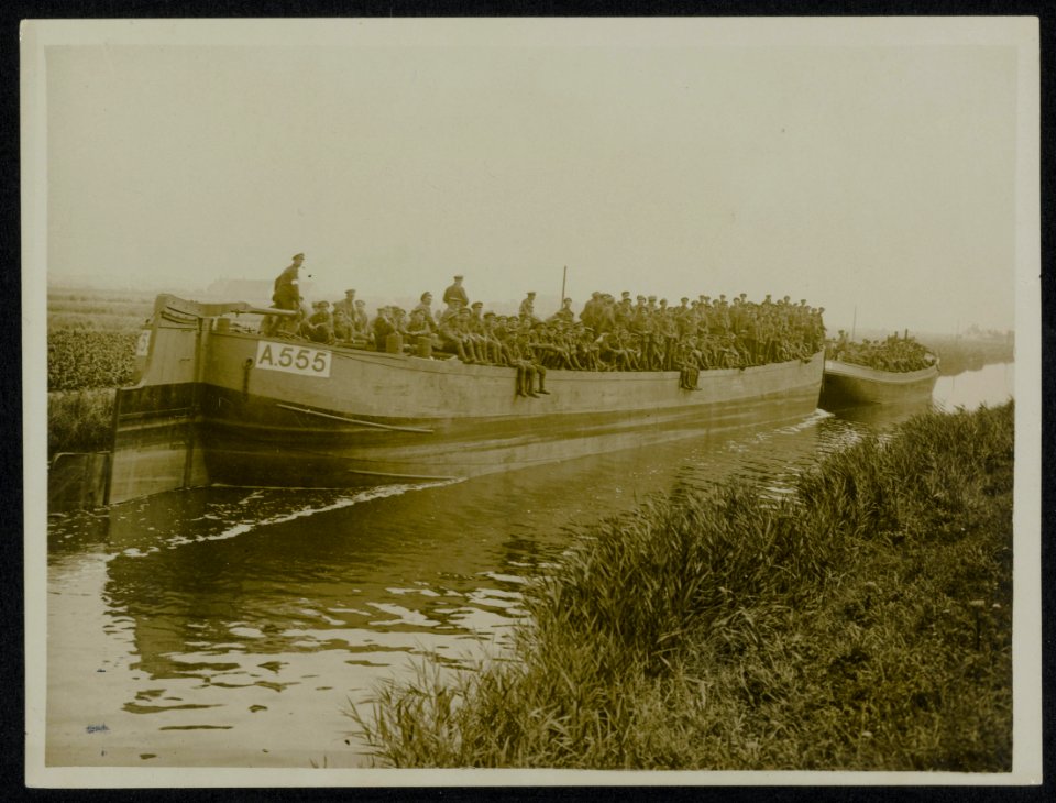 British troops going to the battle area in barges on a canal, Bestanddeelnr 158-0217
