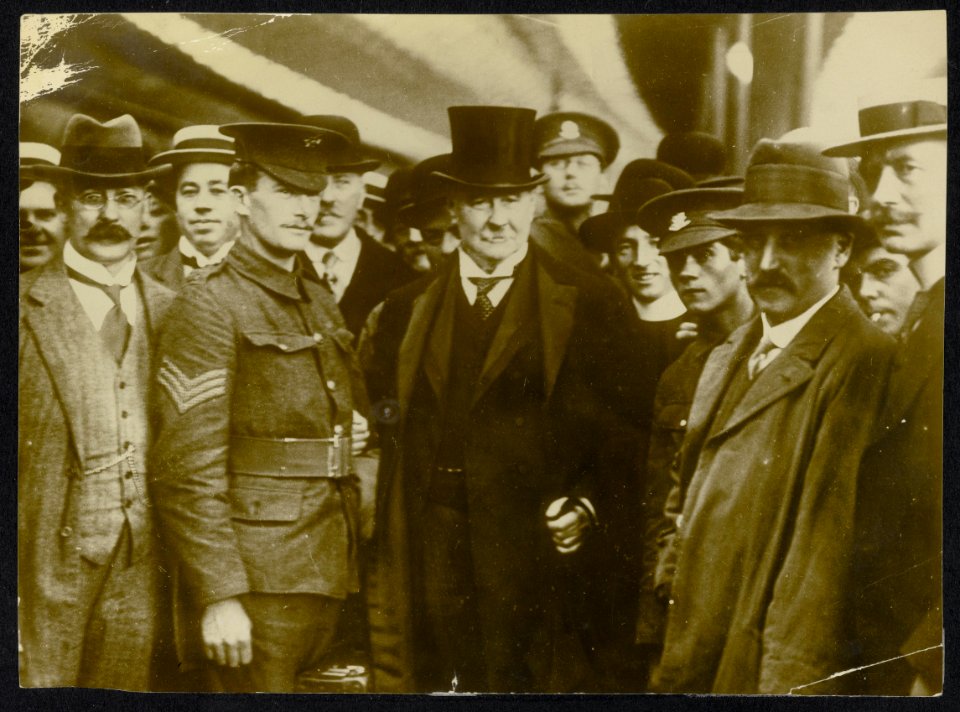 Britse eerste minister David Lloyd-George en een groep burgers en militairen, Bestanddeelnr 158-0577