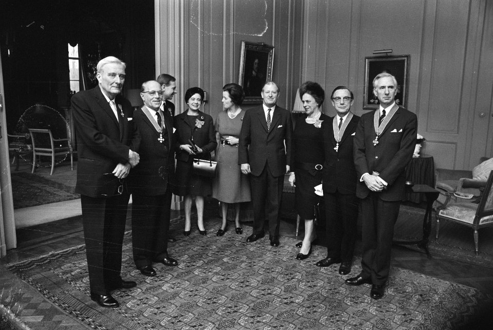 Britse ambassadeur reikt onderscheidingen uit op Ambassade Den Haag, Bestanddeelnr 924-0348