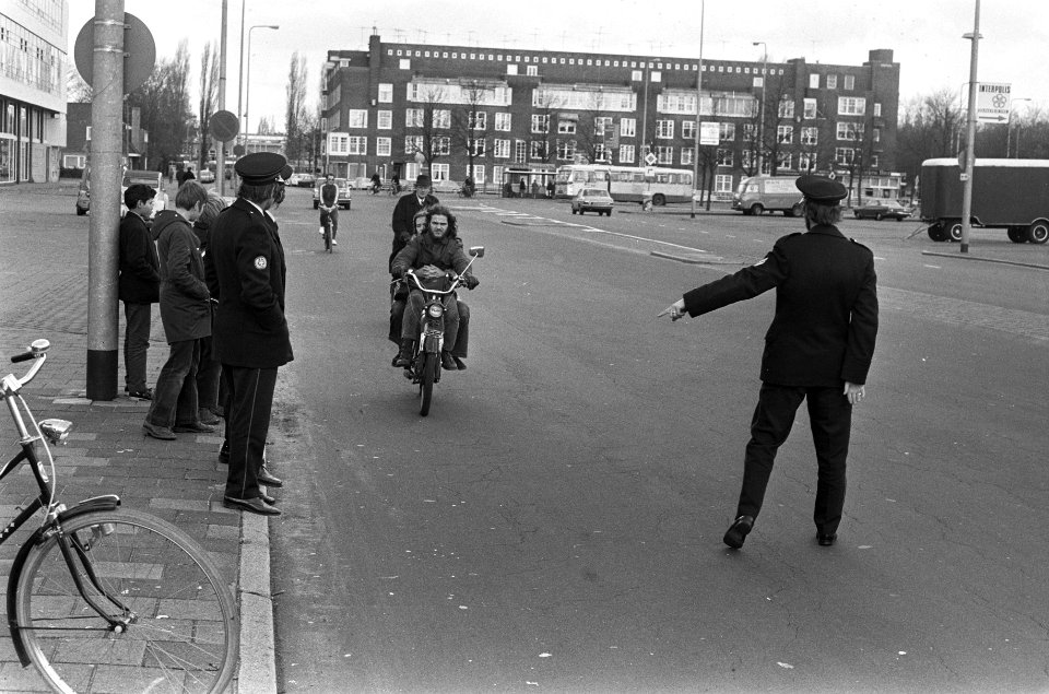 Bromfietser wordt door de politie aangehouden, Bestanddeelnr 926-8194