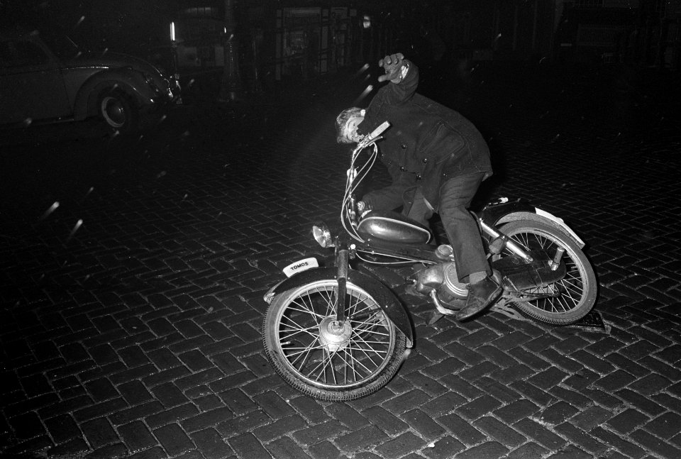 Bromfietser bij het vallen als gevolg van de gladheid, Bestanddeelnr 918-4586