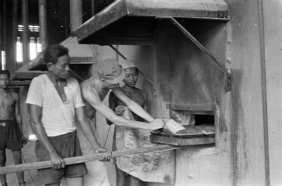 Broden worden de oven ingeschoven of eruit gehaald, Bestanddeelnr 401-3-2