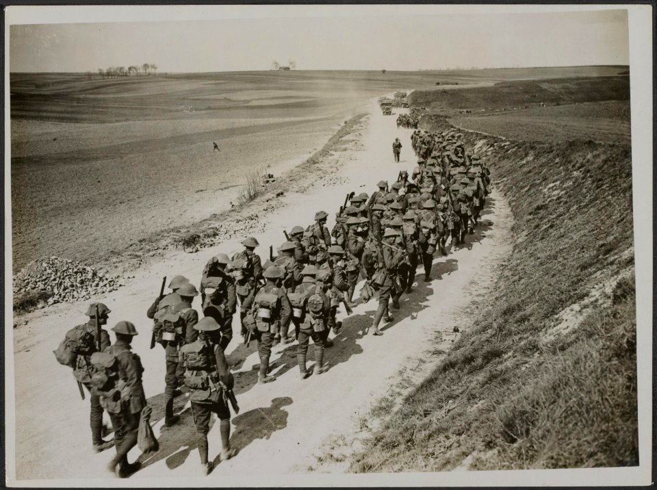 British troops going forward to meet the German Advance., Bestanddeelnr 158-1846
