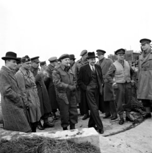 Britse, Canadese, Amerikaanse en Nederlandse militairen vergezellen hem, Bestanddeelnr 900-2337
