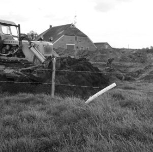 Bronbemaling, hoofdaardgastransportleidingen, kranen, bulldozers, kleileem, sleu, Bestanddeelnr 165-0941