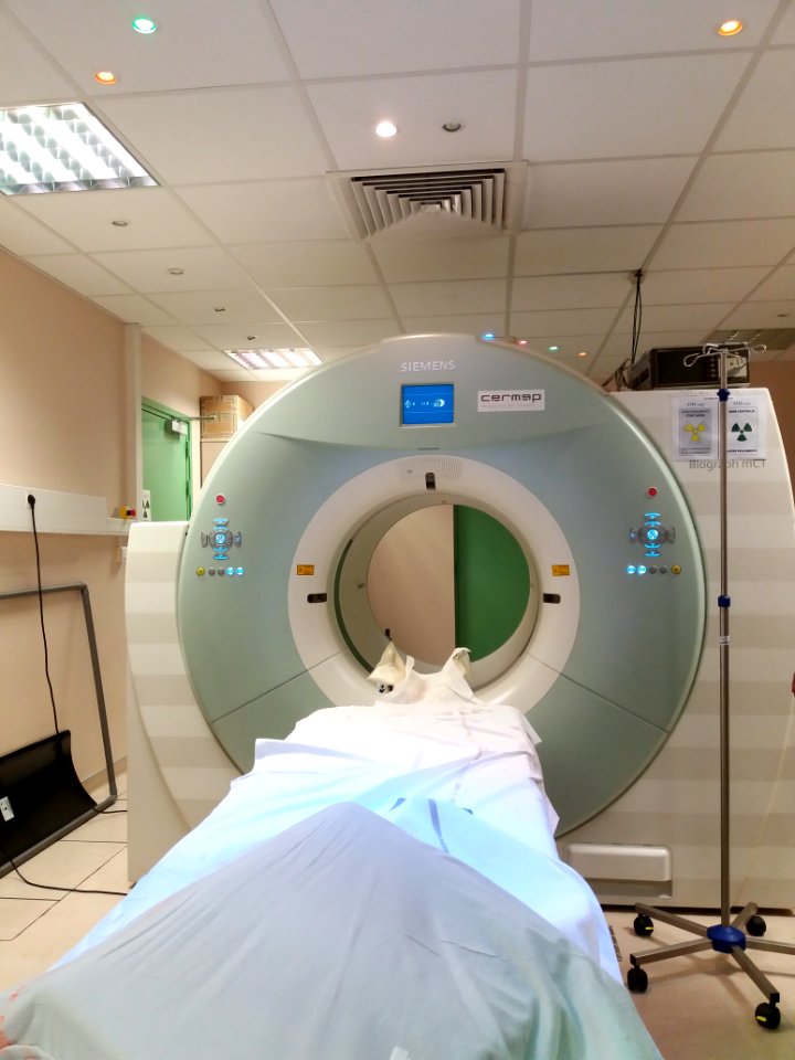 Bron - CERMEP - Salle du scanner TEP-CT de 2010, scanner de face