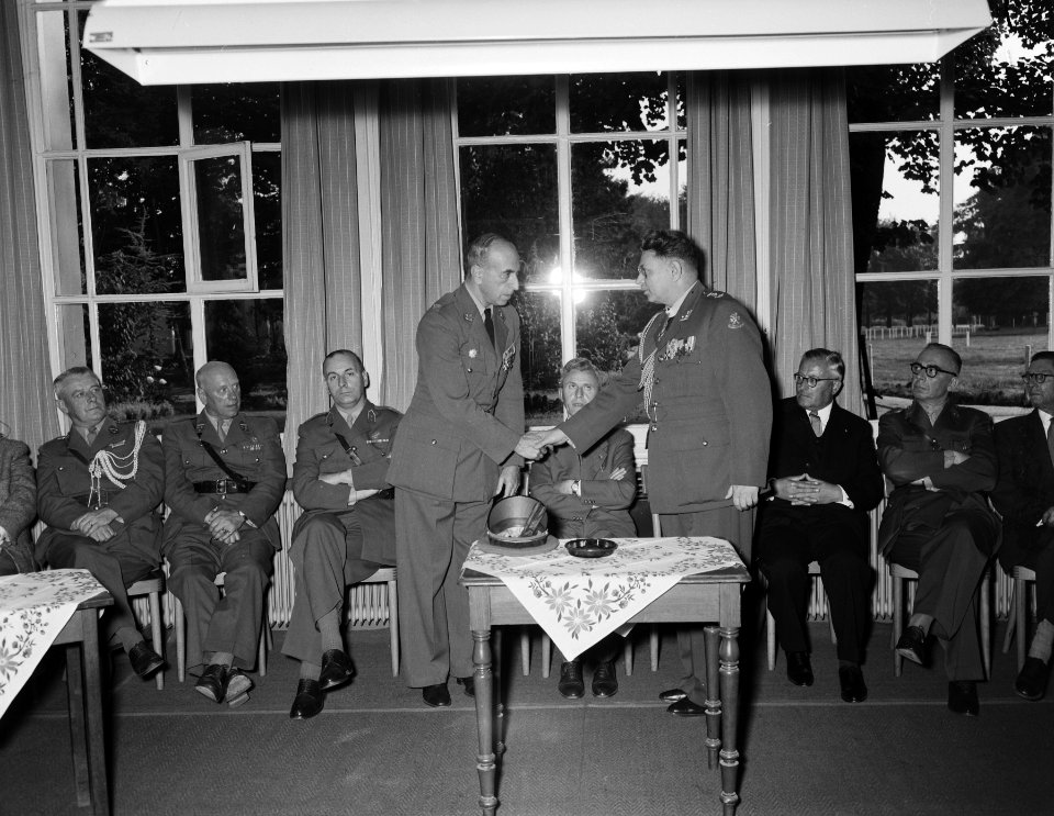 Bronbeek commando overdracht, majoor Van Straten (l) kolonel Van Santen (r), Bestanddeelnr 907-3029