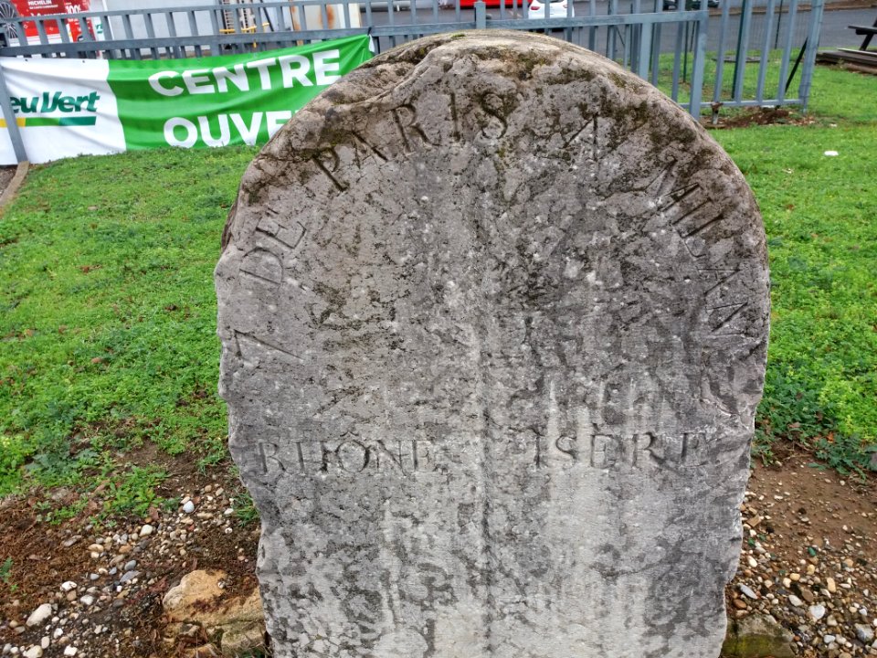 Bron - Avenue Général de Gaulle - Borne grande route 7 de Paris à Milan - Inscription
