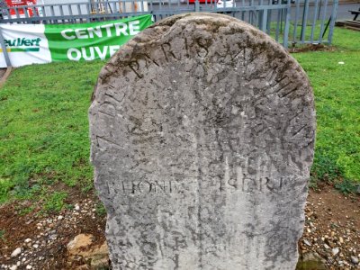 Bron - Avenue Général de Gaulle - Borne grande route 7 de Paris à Milan - Inscription