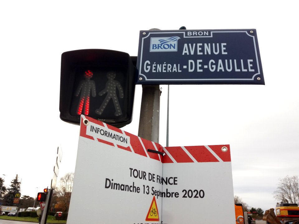 Bron - Avenue Général de Gaulle - Plaque