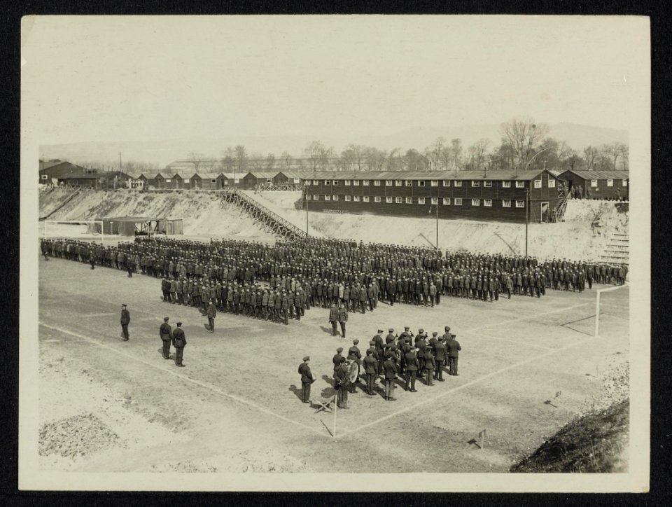 British Railway work in France. Daily parade before going to work, Bestanddeelnr 158-1167