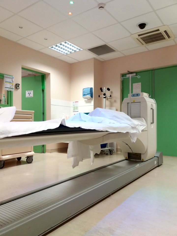 Bron - CERMEP - Salle du scanner TEP-CT de 2010, table mobile du scanner