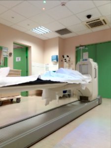 Bron - CERMEP - Salle du scanner TEP-CT de 2010, table mobile du scanner