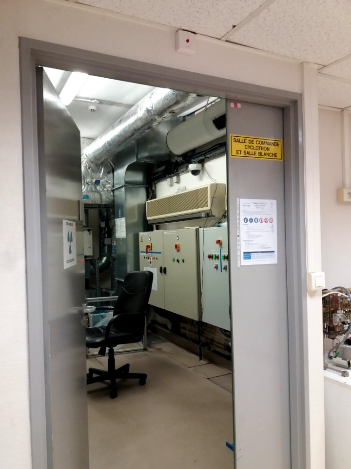 Bron - CERMEP - Entrée de la salle de commande du cyclotron