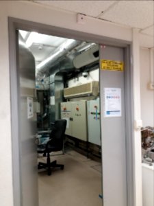 Bron - CERMEP - Entrée de la salle de commande du cyclotron