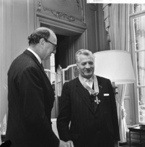 Britse Ambassadeur Sir Peter Garran reikte onderscheidingen uit, Britse Ambassad, Bestanddeelnr 918-1801