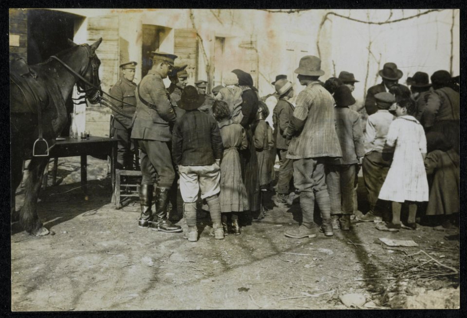 British soldiers among Italian peasantry., Bestanddeelnr 158-1504
