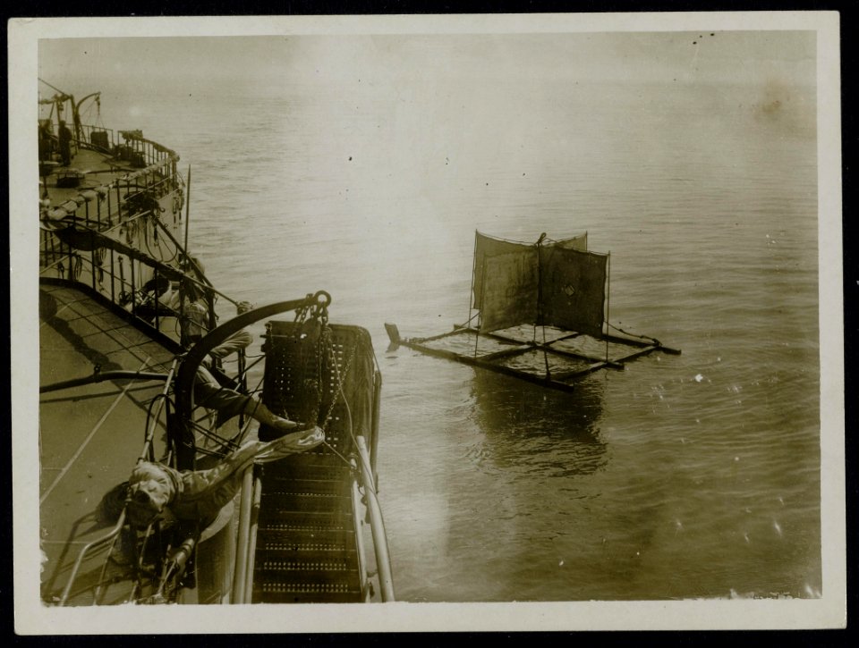 British Official naval Photograph. With the French Navy. Lowering away target f…, Bestanddeelnr 158-0829