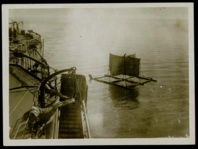 British Official naval Photograph. With the French Navy. Lowering away target f…, Bestanddeelnr 158-0829