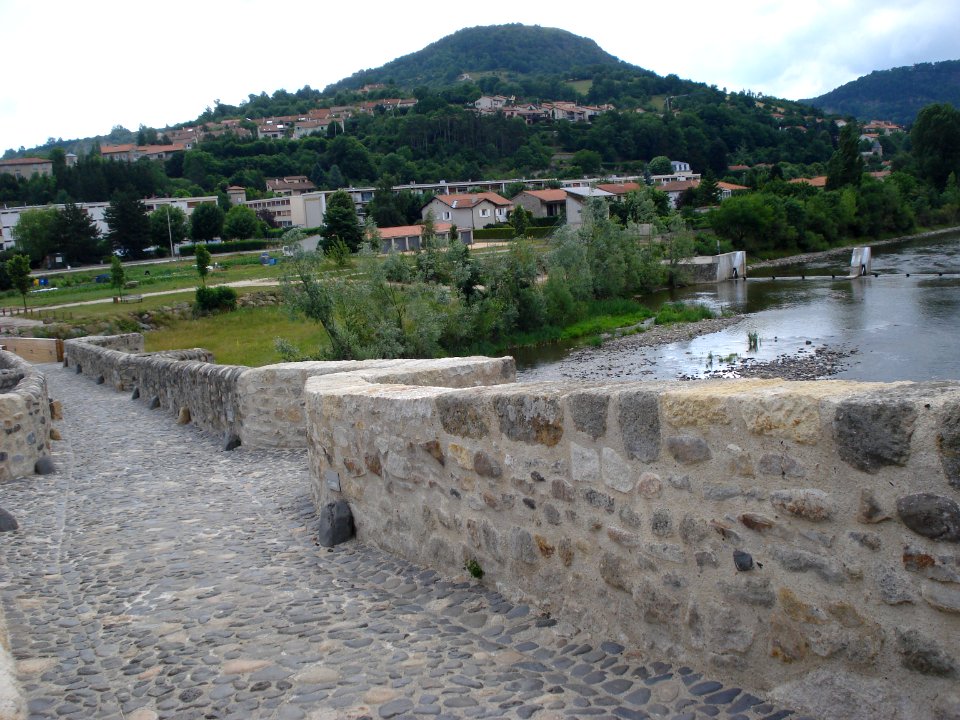 Brives-Charensac, chaussée et parapet du vieux pont sur la Loire