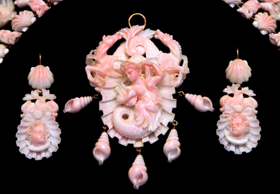 British Museum Set of conch shell jewellery Naples Detail 21022019 7902