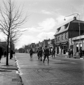 Britse infanteristen lopen door een brede laan, Bestanddeelnr 900-2390 photo