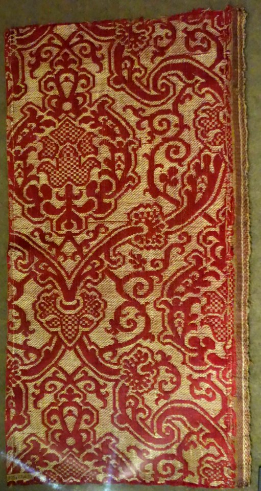 Brocatelle fragment with pomegranate in ogival lattice, view 1, Italy, Renaissance, late 16th century, silk and linen brocatelle - Royal Ontario Museum - DSC04393