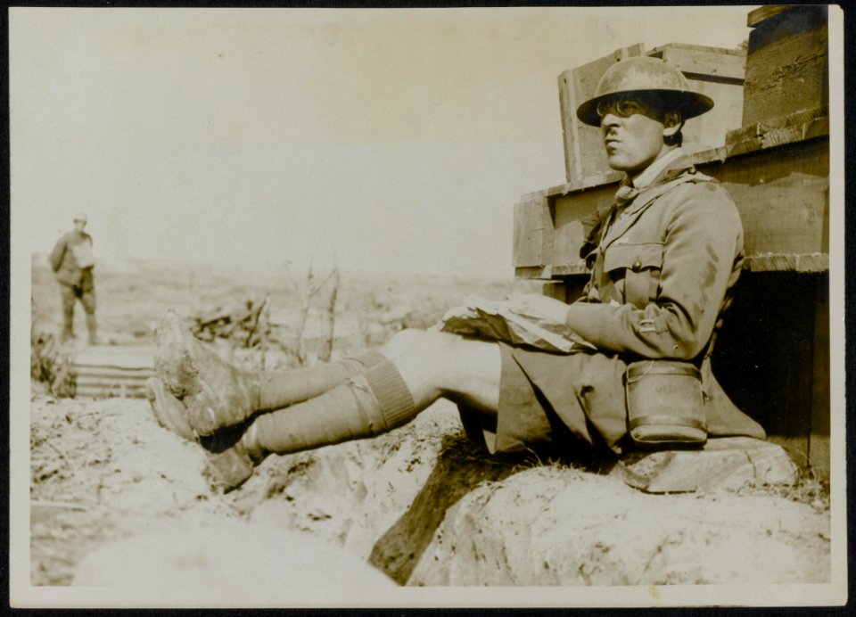 British officer stops by the roadside for lunch, Bestanddeelnr 158-0083