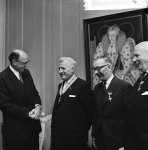 Britse Ambassadeur Sir Peter Garran reikte onderscheidingen uit, Bestanddeelnr 918-1804