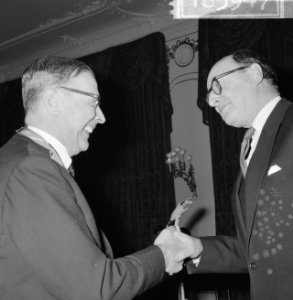 Britse Ambassadeur Nederlanders onderscheiden voor Britse week, Burgemeester Van, Bestanddeelnr 918-5947