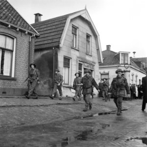 Britse infanterie in een Twents dorp, Bestanddeelnr 900-2388
