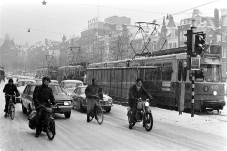Brommers in sneeuw op Rokin, Amsterdam, Bestanddeelnr 923-2636