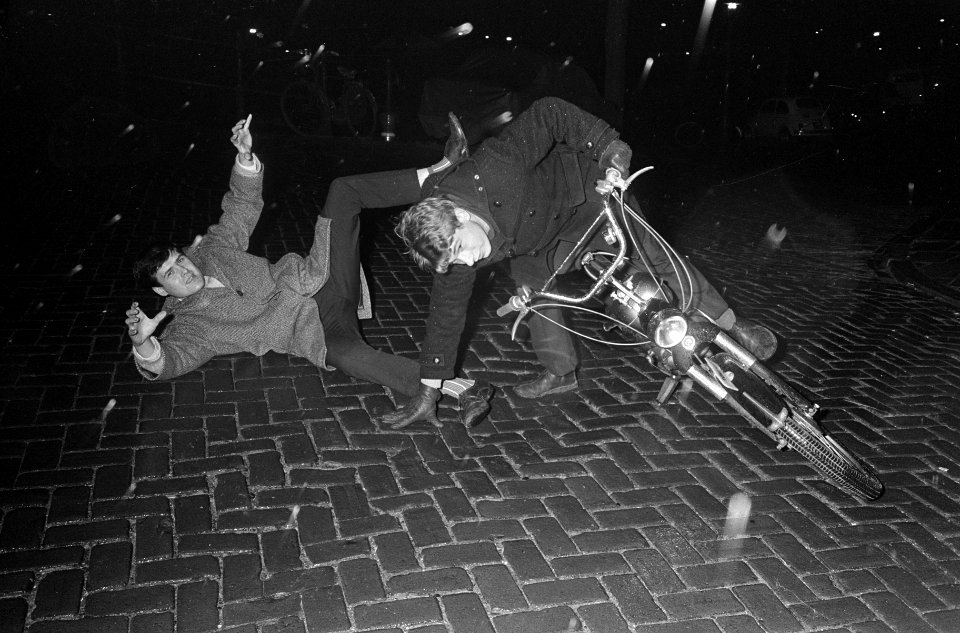 Bromfietsers bij het vallen als gevolg van de gladheid, Bestanddeelnr 918-4585