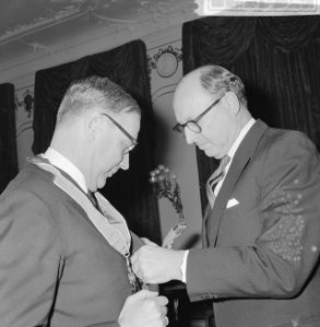 Britse Ambassadeur Nederlanders onderscheiden voor Britse week, Burgemeester Van, Bestanddeelnr 918-5934