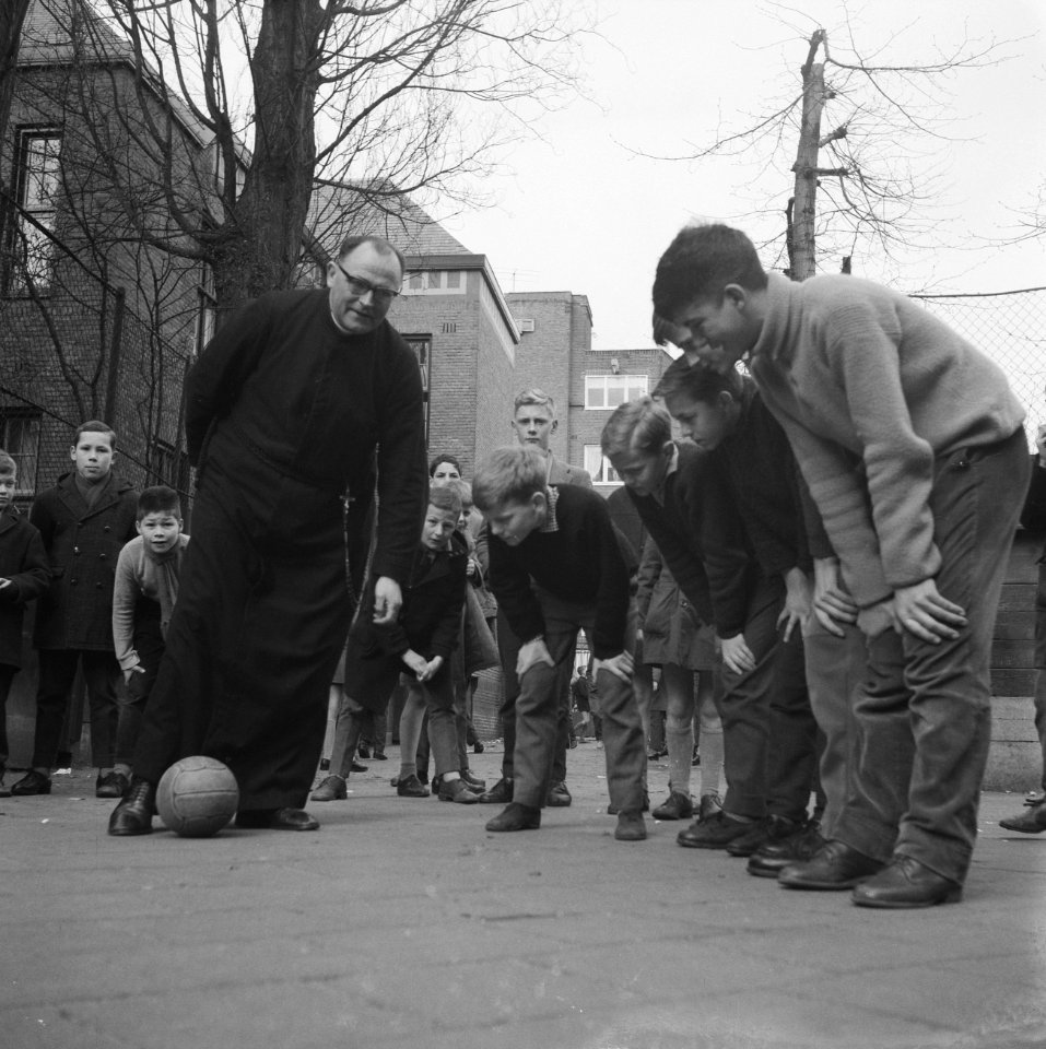 Broeder Bernada van de Sint Cornelisschool te Amsterdam geeft lessen voor de kom, Bestanddeelnr 912-2913