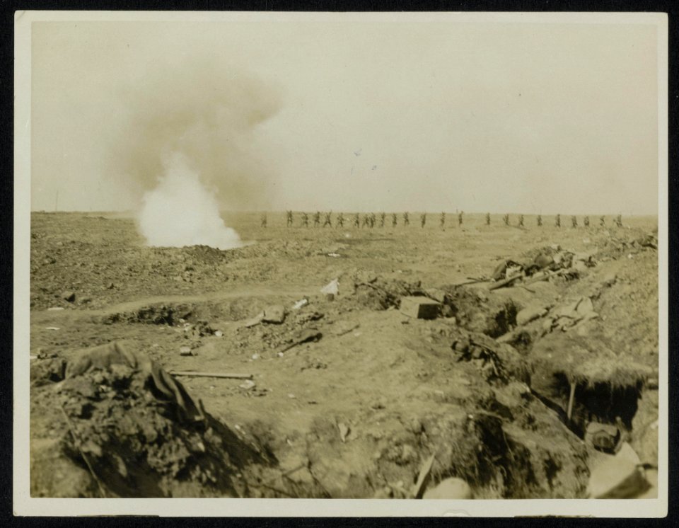 British troops attacking on the advance, Bestanddeelnr 158-0433