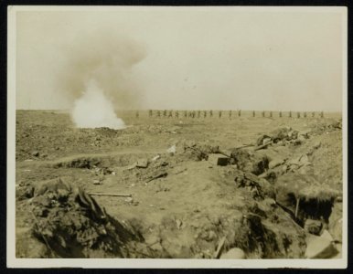 British troops attacking on the advance, Bestanddeelnr 158-0433