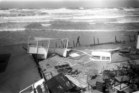 Brokstukken van de strandten verspreid over het strand, Bestanddeelnr 923-4807